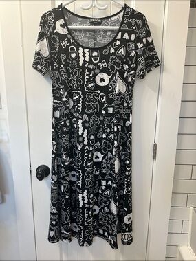 Black & White Graphic Short-Sleeve Fit-and-Flare Dress